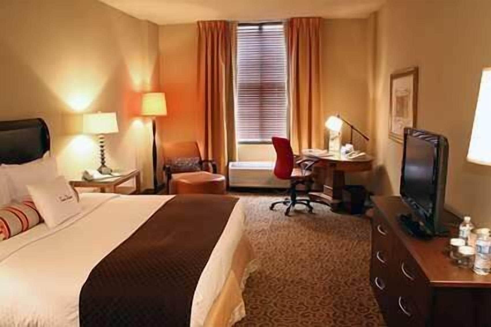 Doubletree By Hilton Memphis Downtown Hotel Exterior photo