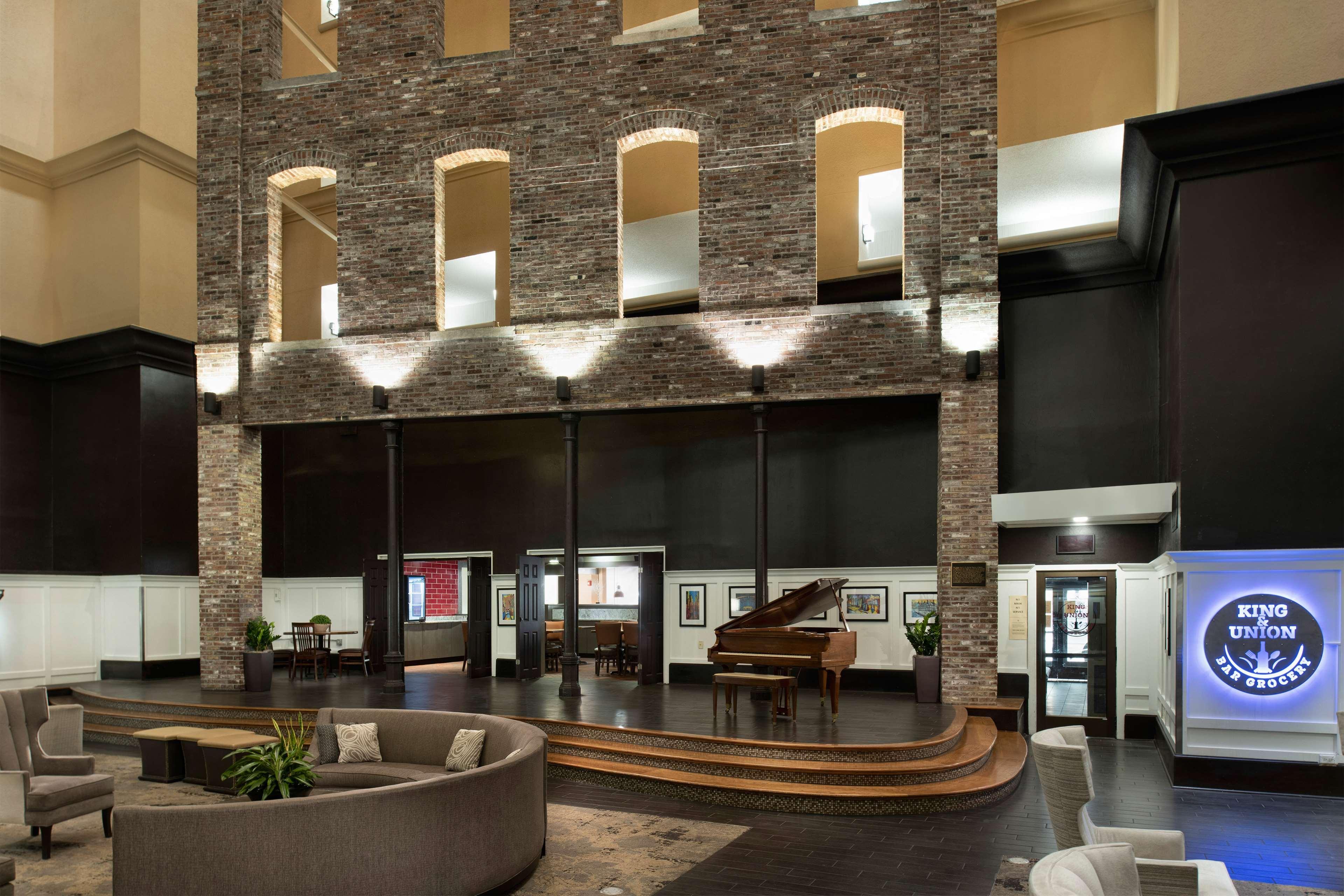 Doubletree By Hilton Memphis Downtown Hotel Exterior photo