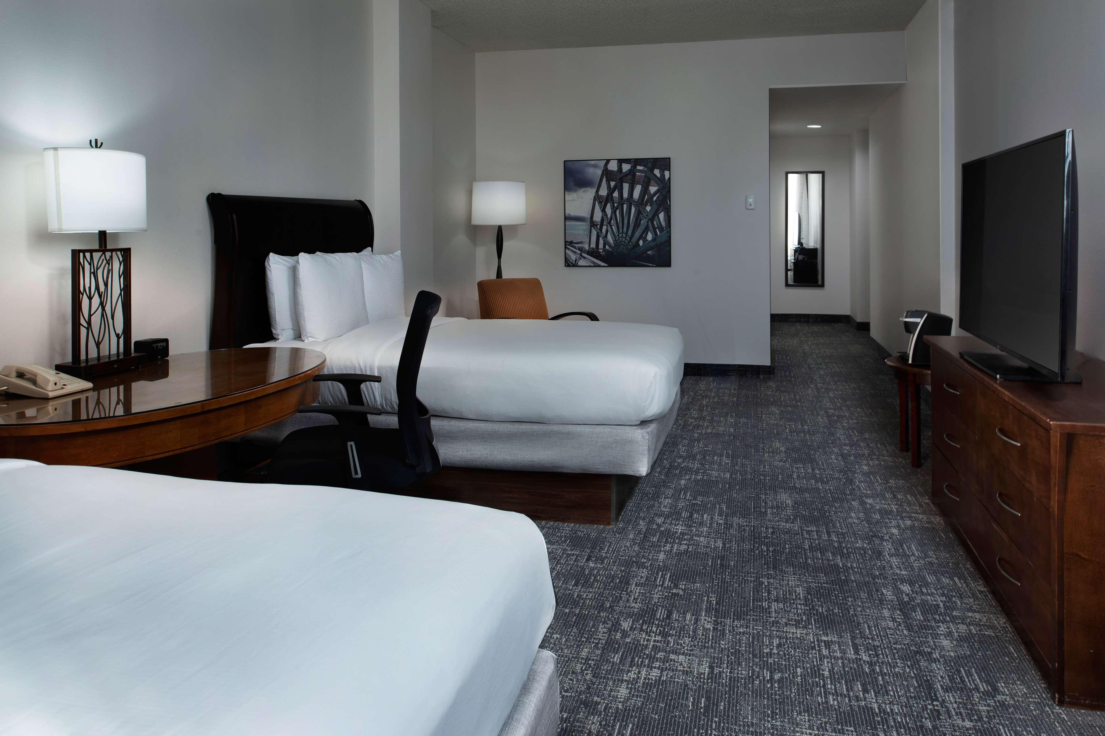Doubletree By Hilton Memphis Downtown Hotel Exterior photo