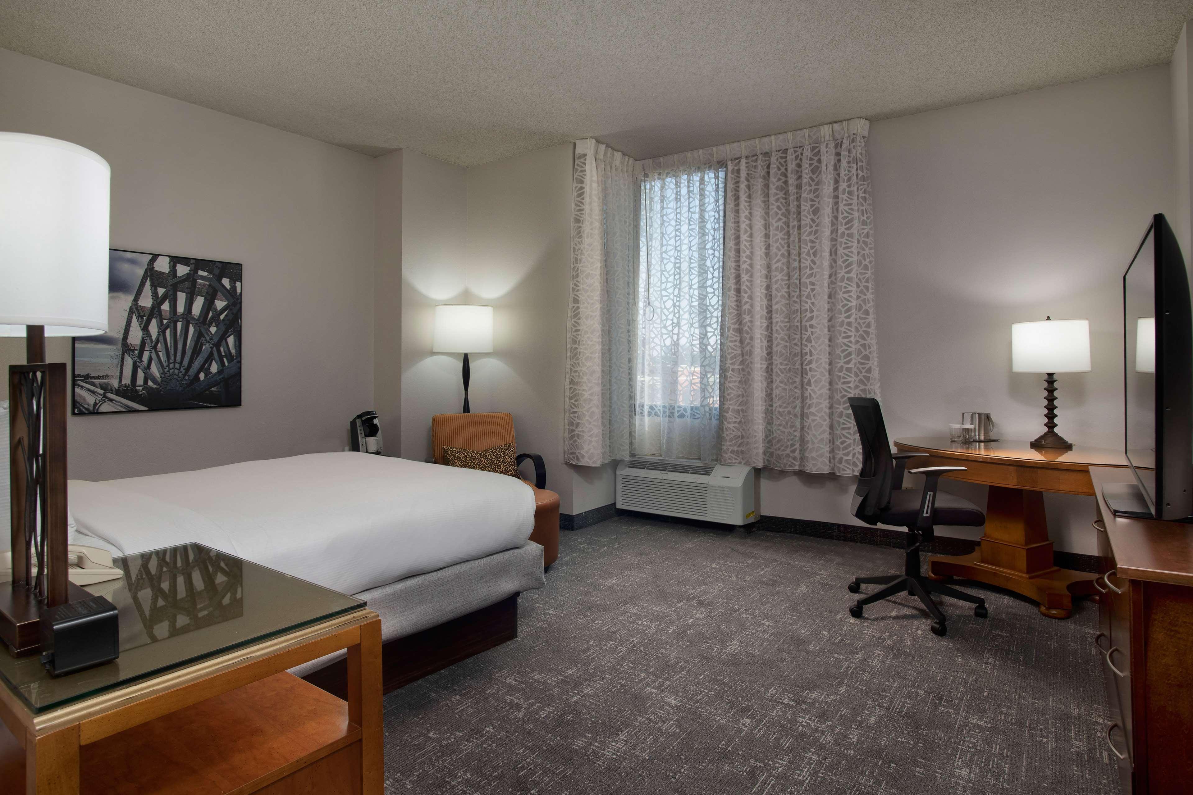 Doubletree By Hilton Memphis Downtown Hotel Exterior photo