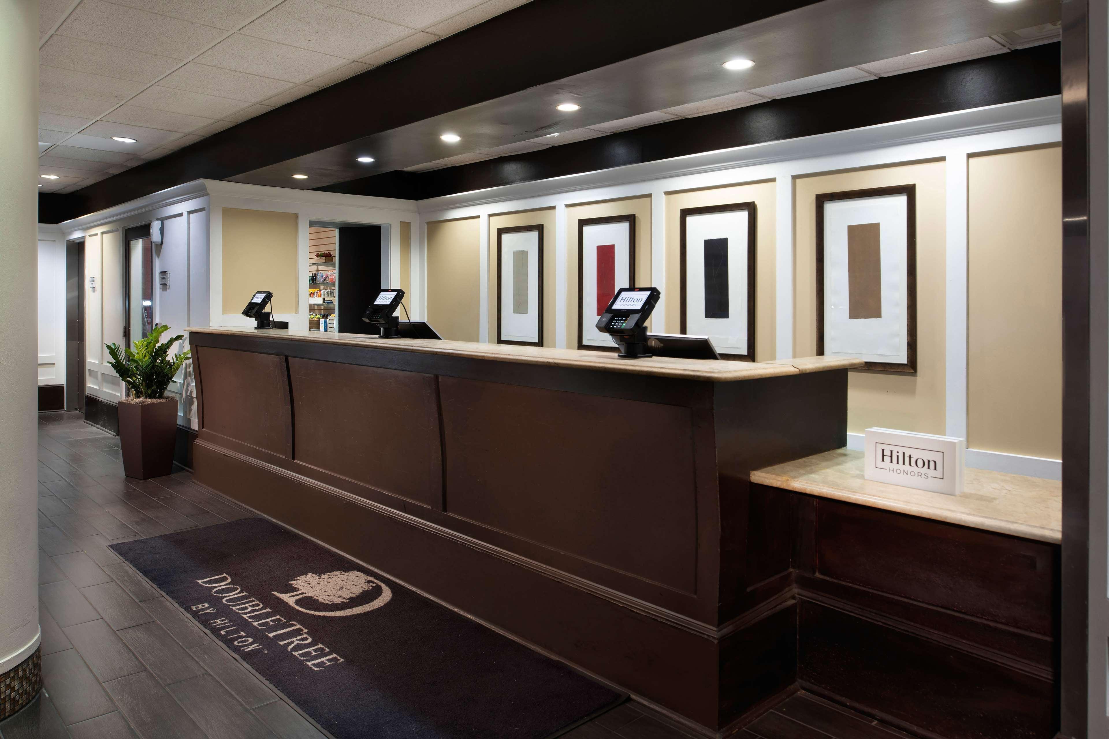 Doubletree By Hilton Memphis Downtown Hotel Exterior photo