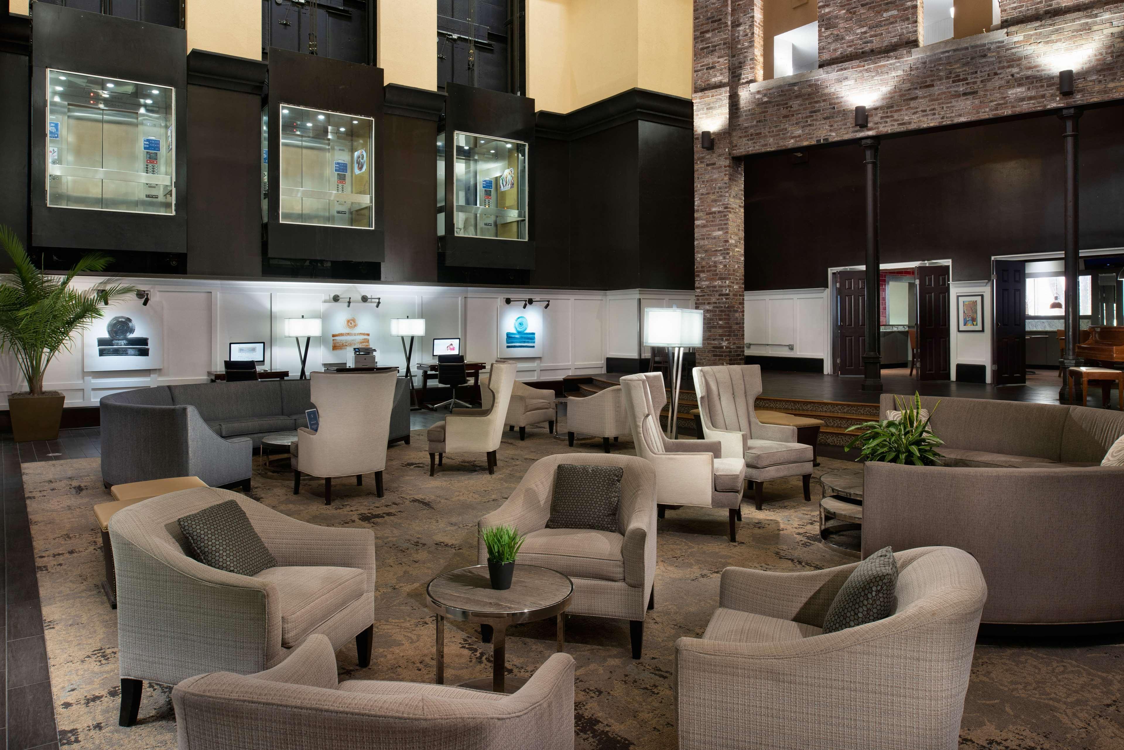 Doubletree By Hilton Memphis Downtown Hotel Exterior photo
