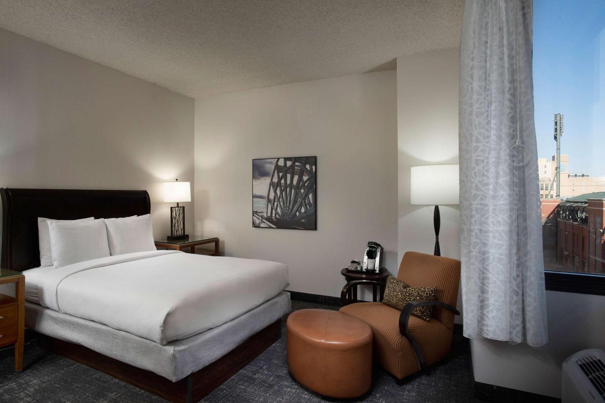 Doubletree By Hilton Memphis Downtown Hotel Exterior photo