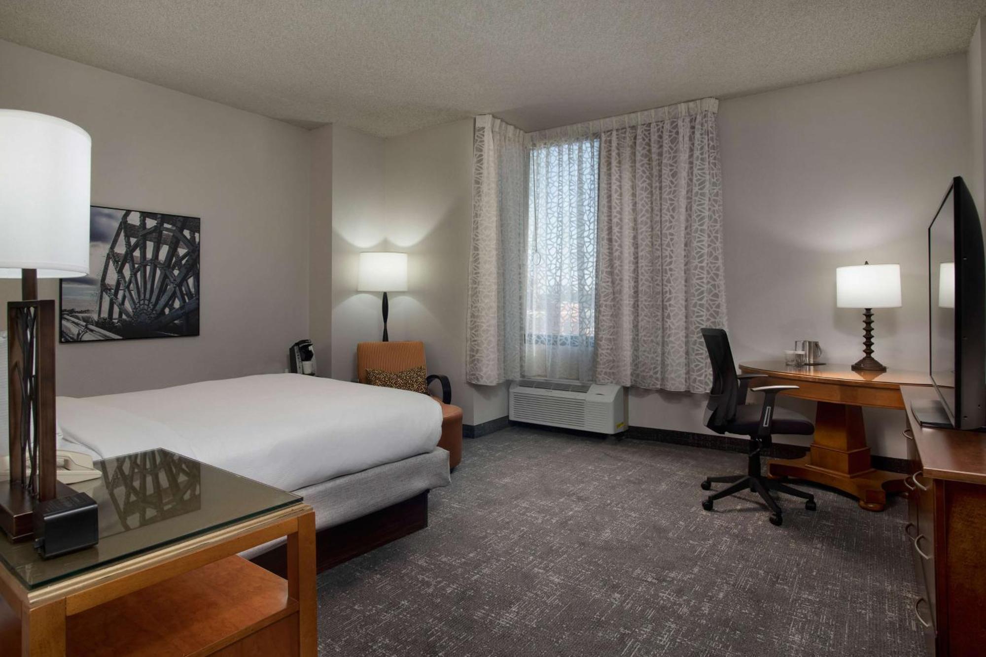 Doubletree By Hilton Memphis Downtown Hotel Exterior photo